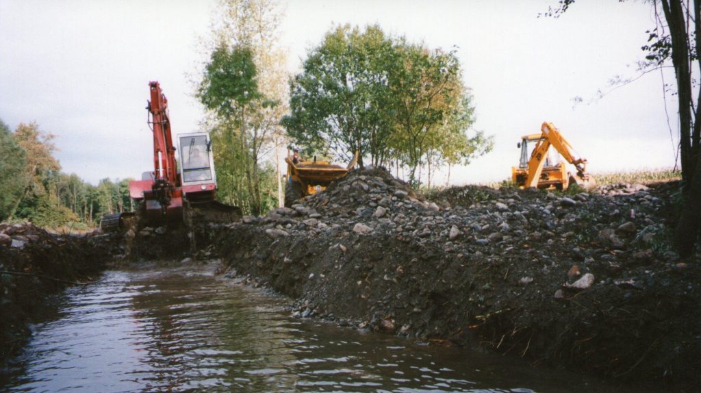 travaux de terrassement au bord d'une rivière