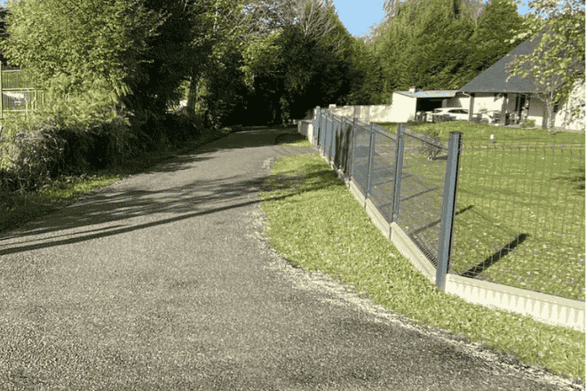 chemin en goudron à Lourdes